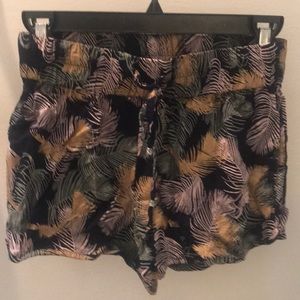 Printed shorts with stretchy tie waist